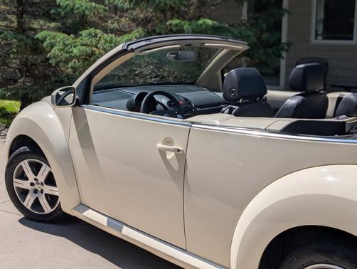 Beige 2006 Volkswagen New Beetle 2.5