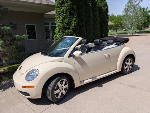 Beige 2006 Volkswagen New Beetle 2.5