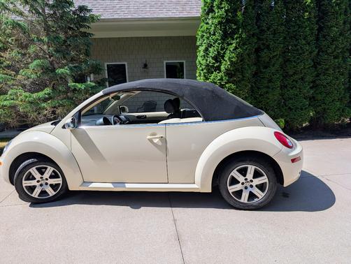 Beige 2006 Volkswagen New Beetle 2.5