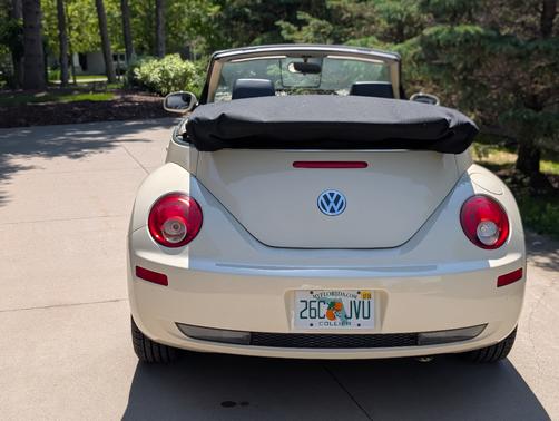 Beige 2006 Volkswagen New Beetle 2.5