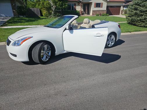 White 2009 INFINITI G37 Base