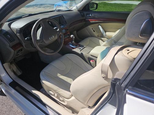 White 2009 INFINITI G37 Base