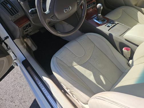 White 2009 INFINITI G37 Base