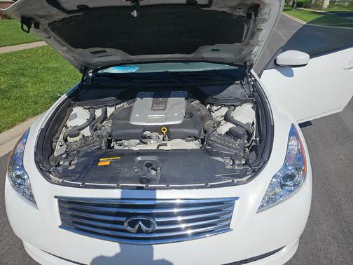 White 2009 INFINITI G37 Base