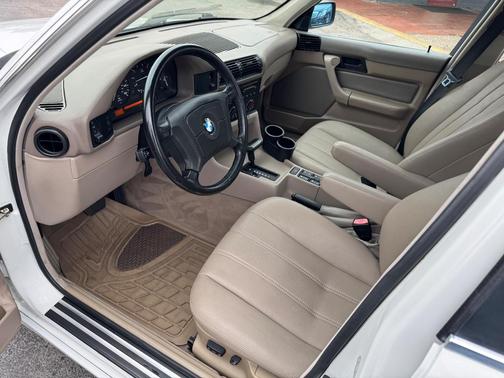 White 1995 BMW 525 i