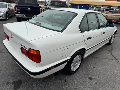 White 1995 BMW 525 i