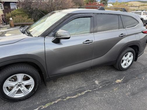 Silver 2021 Toyota Highlander LE