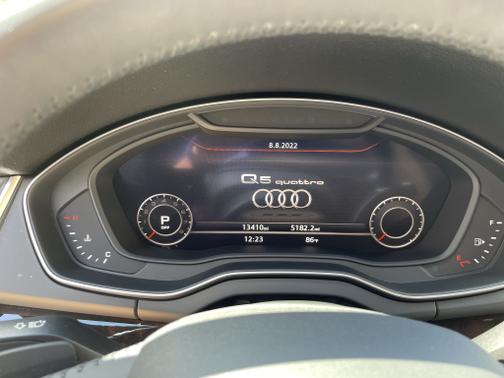Photo 2 of 16 of 2019 Audi Q5 2.0T Premium