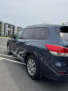 Blue 2013 Nissan Pathfinder SL