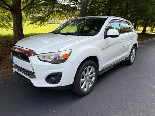 White 2015 Mitsubishi Outlander Sport ES