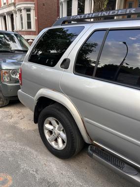 Silver 2004 Nissan Pathfinder SE