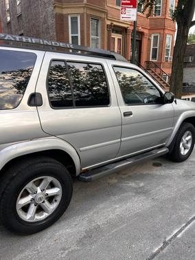 Silver 2004 Nissan Pathfinder SE