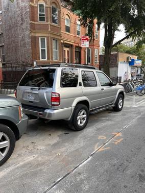 Silver 2004 Nissan Pathfinder SE