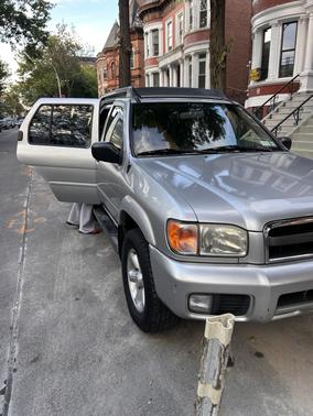 Silver 2004 Nissan Pathfinder SE