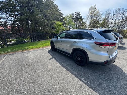 Gray 2019 Toyota Highlander SE