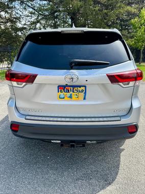 Gray 2019 Toyota Highlander SE