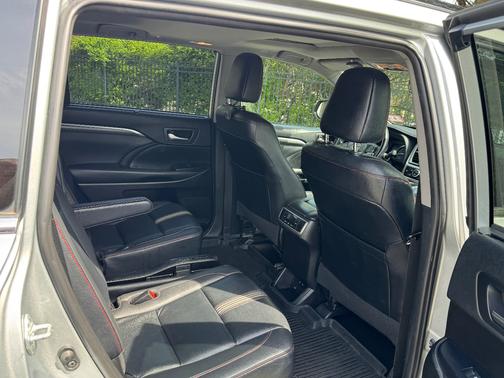 Gray 2019 Toyota Highlander SE