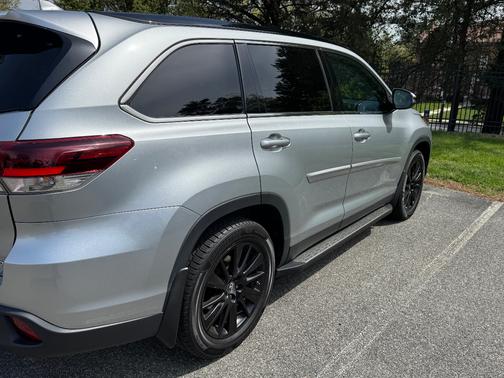 Gray 2019 Toyota Highlander SE