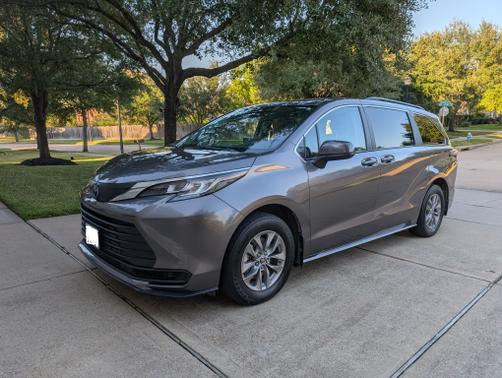 2022 Toyota Sienna LE