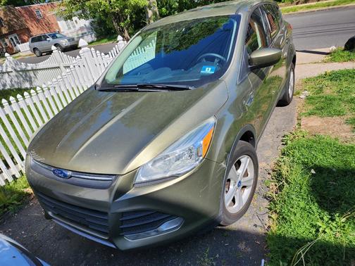 Green 2013 Ford Escape SE