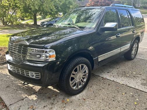 Black 2013 Lincoln Navigator Base