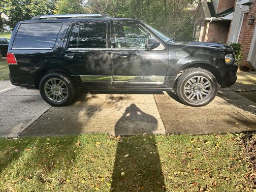 Black 2013 Lincoln Navigator Base