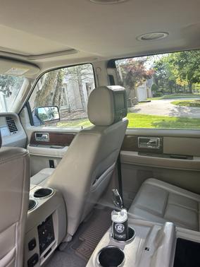 Black 2013 Lincoln Navigator Base