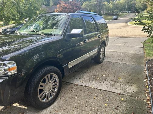 Black 2013 Lincoln Navigator Base