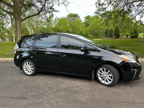 2013 Toyota Prius v Five