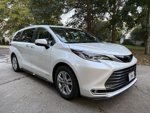 White 2021 Toyota Sienna Platinum 7 Passenger