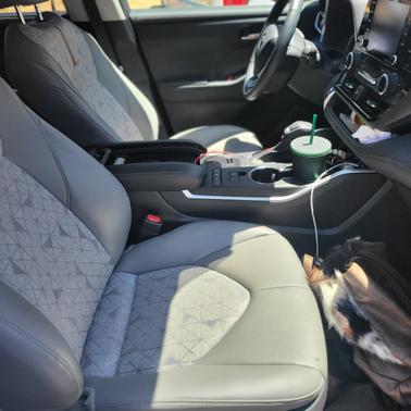 Photo 3 of 7 of 2022 Toyota Highlander Hybrid XLE Bronze