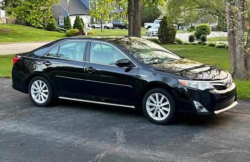Black 2013 Toyota Camry Hybrid XLE