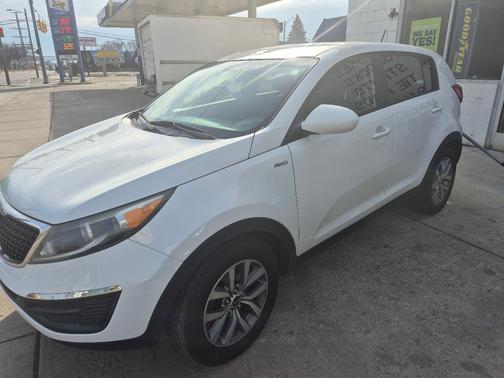 White 2015 Kia Sportage LX