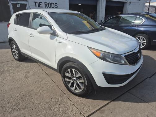 White 2015 Kia Sportage LX
