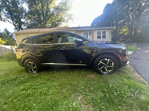 Black 2023 Kia Sportage Hybrid LX