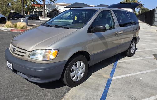 Gold 2001 Toyota Sienna CE