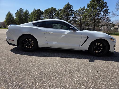 2016 Ford Shelby GT350 Base