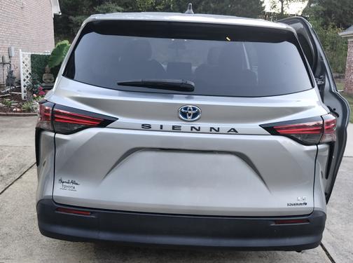 2021 Toyota Sienna LE 8 Passenger
