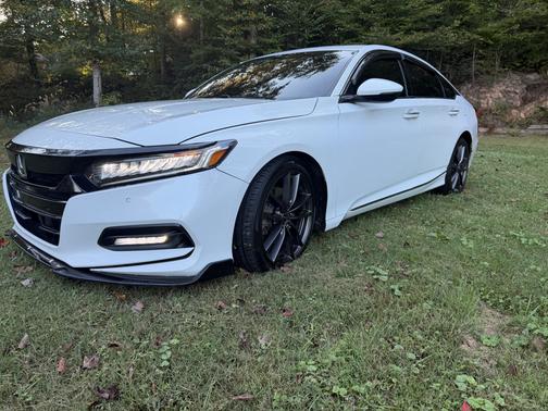 White 2018 Honda Accord Touring