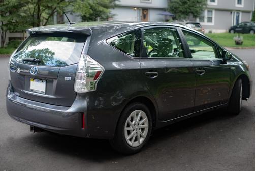 Photo 3 of 14 of 2012 Toyota Prius v Three