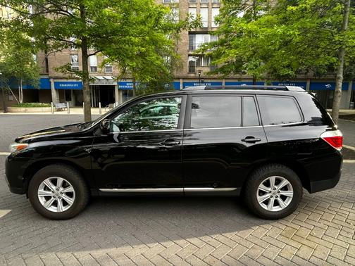 Black 2012 Toyota Highlander SE