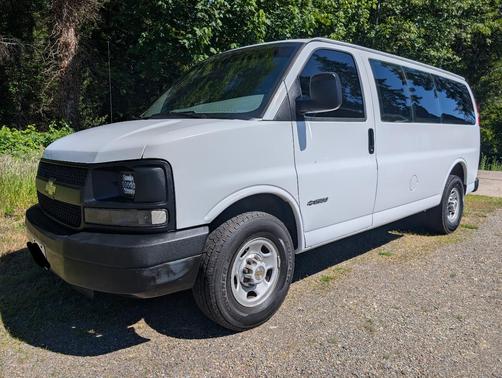 White 2004 Chevrolet Express 2500 Base