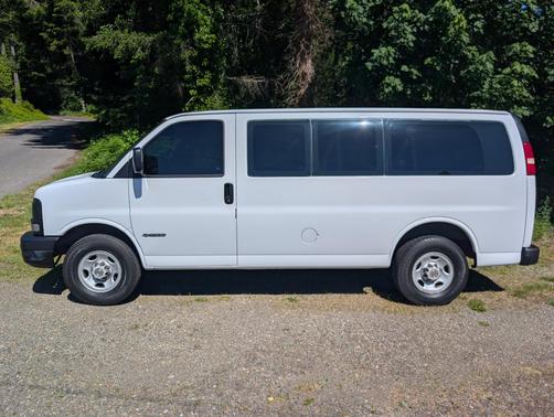 White 2004 Chevrolet Express 2500 Base