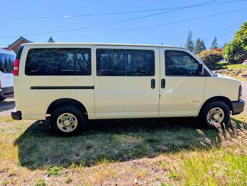 White 2004 Chevrolet Express 2500 Base