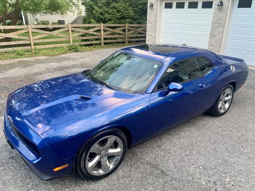 Photo 2 of 9 of 2012 Dodge Challenger SXT