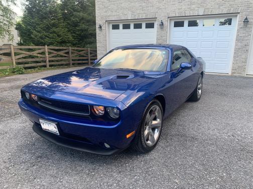 Photo 1 of 9 of 2012 Dodge Challenger SXT