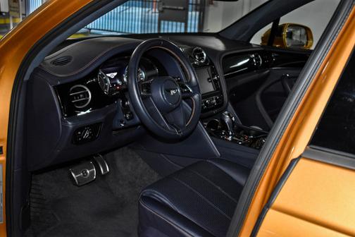 Photo 4 of 9 of 2019 Bentley Bentayga V8