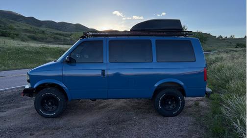Photo 3 of 28 of 1999 Chevrolet Astro LT
