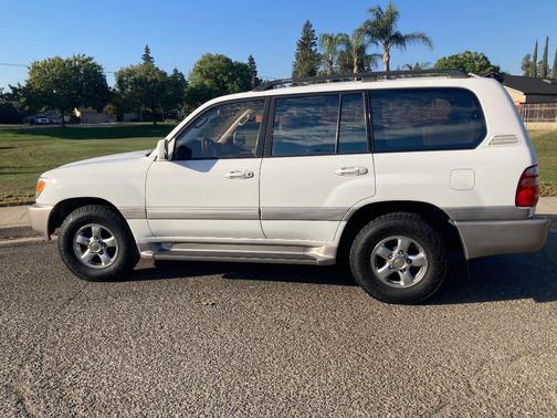 White 2000 Toyota Land Cruiser Base