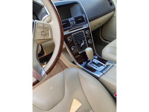 White 2012 Volvo XC60 3.2